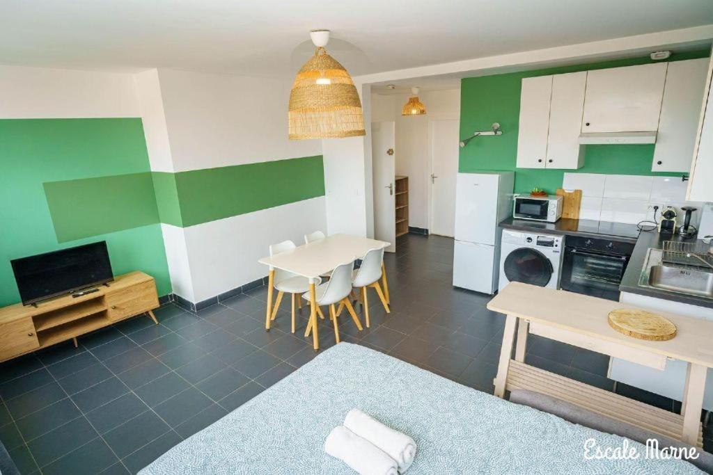 Escale-Marne Fr - 202 - Free Parking - Free Luggage Storage - All Equipped - Linen Included - Washing Machine - 10Mn Walk Metro 8 - Rer A - Panoramic View - From 1 To 14 Guests Maisons-Alfort Zimmer foto